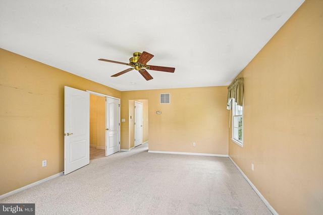 28 CASTLETON LN, Moorestown, NJ 08057