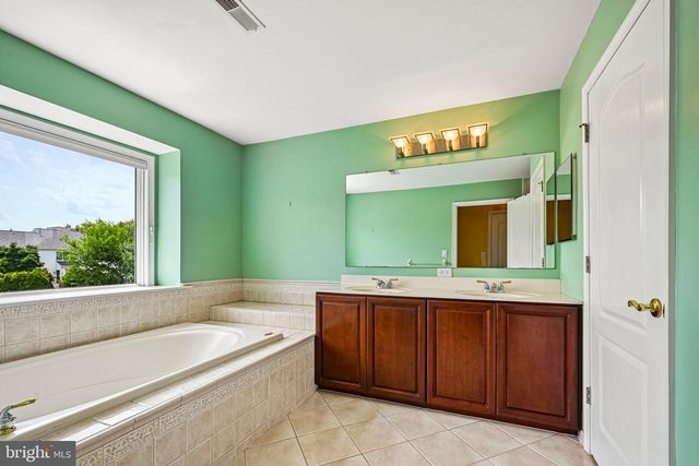 28 CASTLETON LN, Moorestown, NJ 08057