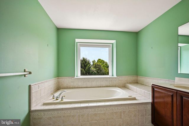 28 CASTLETON LN, Moorestown, NJ 08057