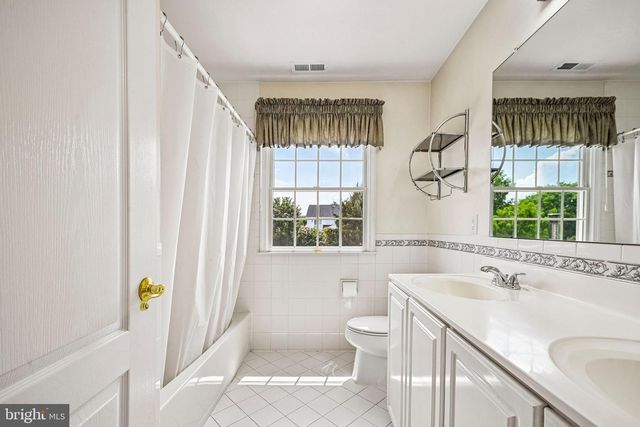 28 CASTLETON LN, Moorestown, NJ 08057