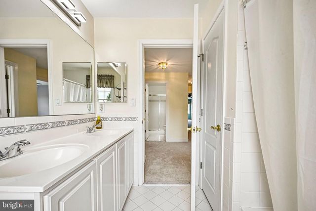 28 CASTLETON LN, Moorestown, NJ 08057