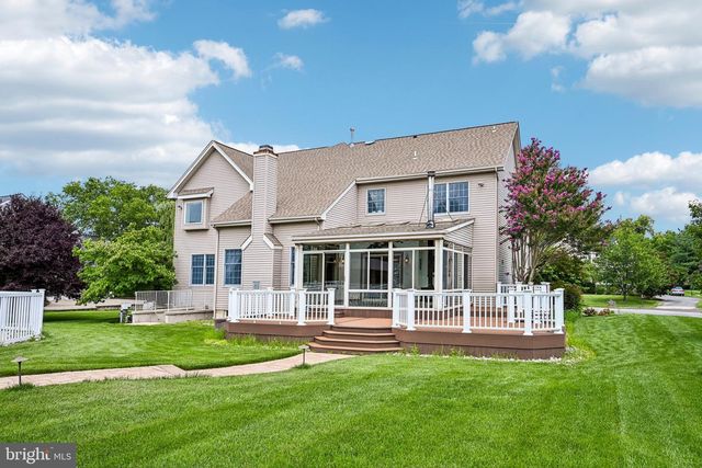 28 CASTLETON LN, Moorestown, NJ 08057