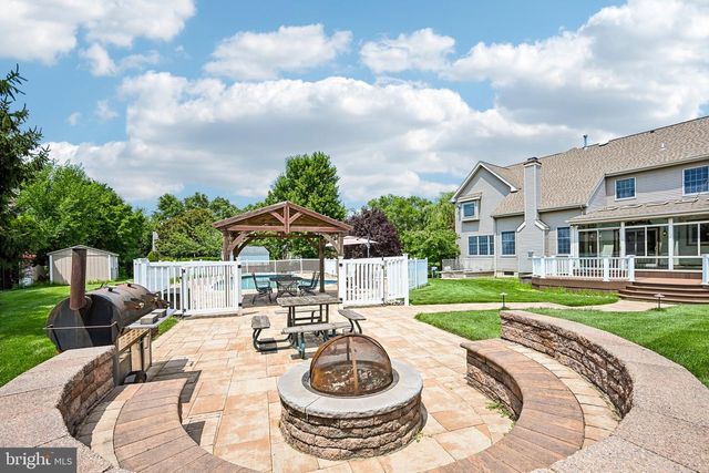 28 CASTLETON LN, Moorestown, NJ 08057