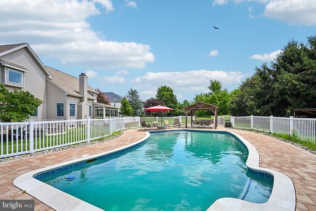28 CASTLETON LN, Moorestown, NJ 08057