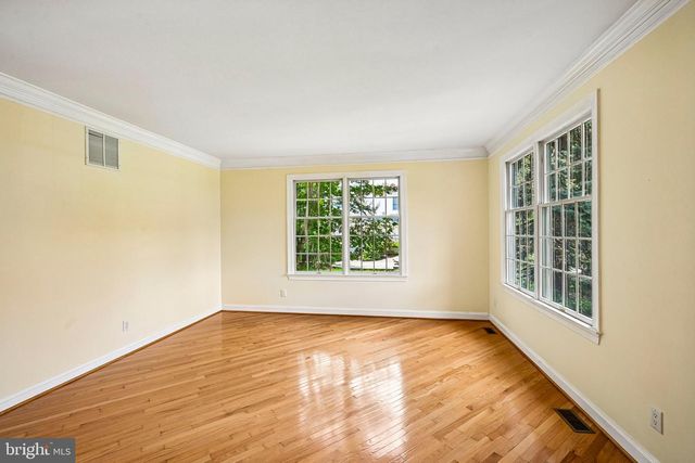 28 CASTLETON LN, Moorestown, NJ 08057