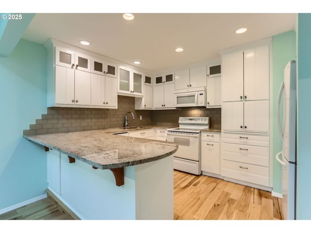 4570 Sw COMUS Pl 8-D, Portland, OR 97219