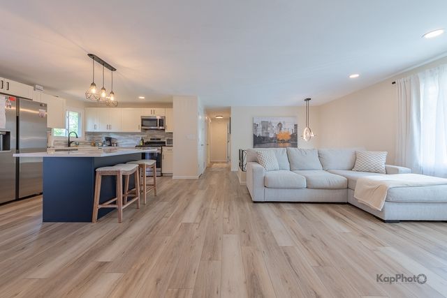 818 Brentwood Court, Schaumburg, IL 60193