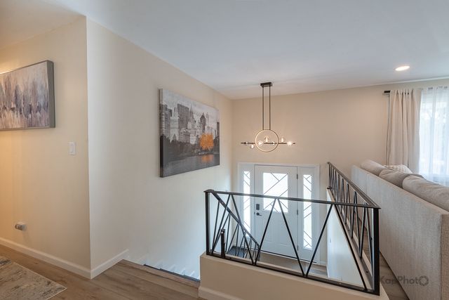 818 Brentwood Court, Schaumburg, IL 60193