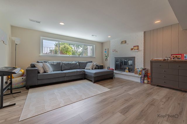 818 Brentwood Court, Schaumburg, IL 60193