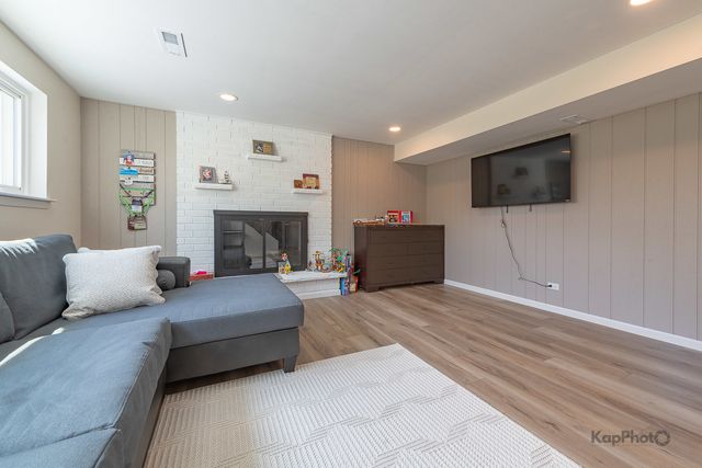 818 Brentwood Court, Schaumburg, IL 60193