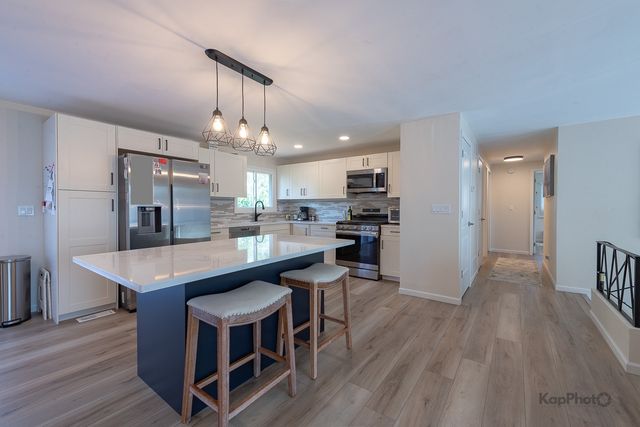 818 Brentwood Court, Schaumburg, IL 60193