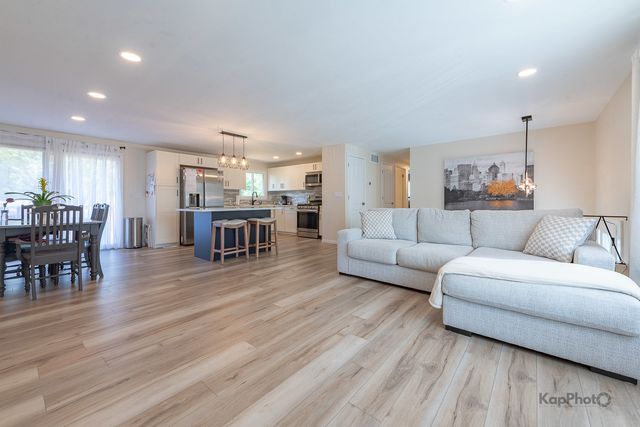 818 Brentwood Court, Schaumburg, IL 60193