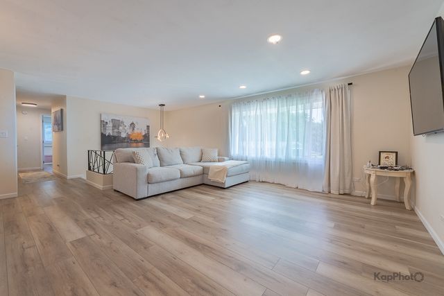 818 Brentwood Court, Schaumburg, IL 60193