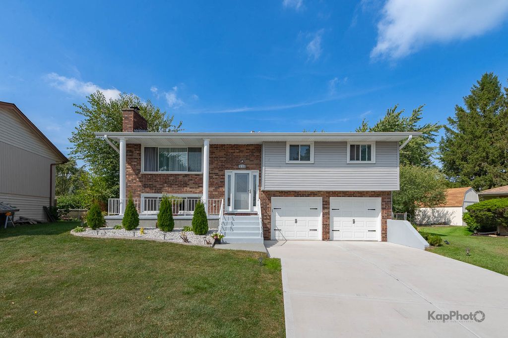818 Brentwood Court, Schaumburg, IL 60193