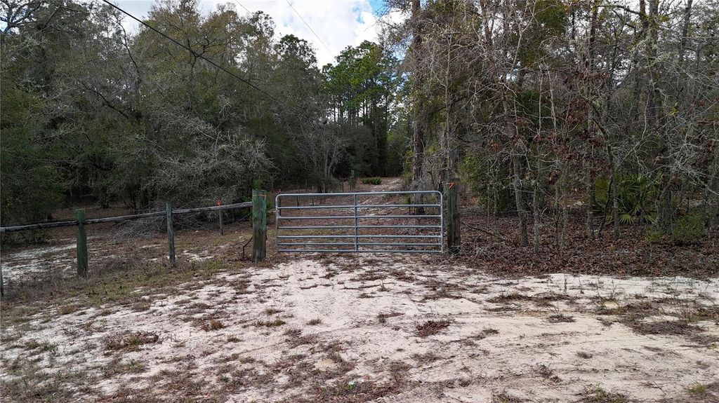 Image 2 of property listing at 237 HIGHLAND DRIVE, Hawthorne, FL 32640