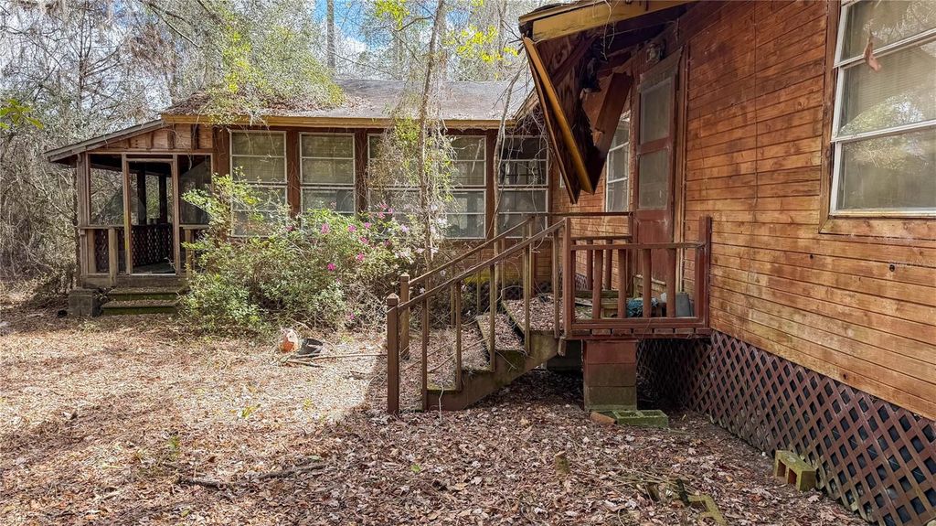 Image 16 of property listing at 237 HIGHLAND DRIVE, Hawthorne, FL 32640