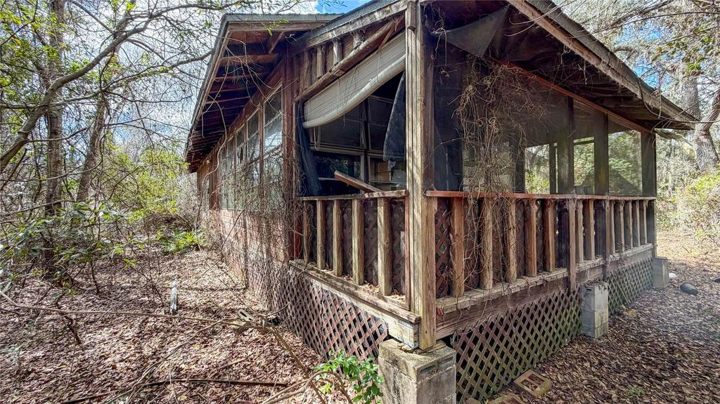 Image 18 of property listing at 237 HIGHLAND DRIVE, Hawthorne, FL 32640