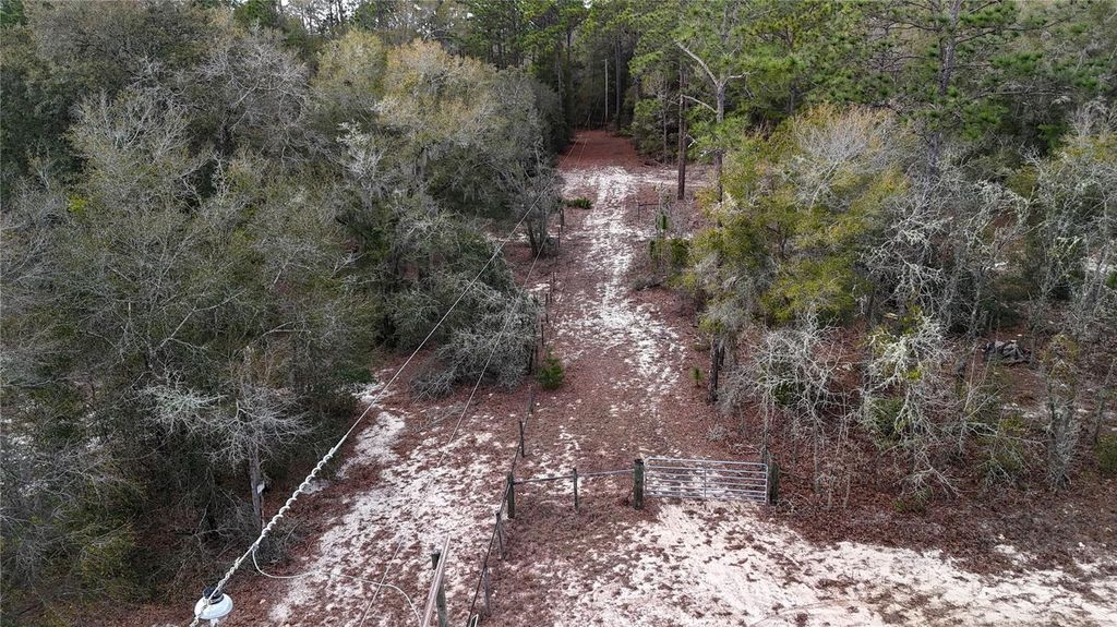 Image 30 of property listing at 237 HIGHLAND DRIVE, Hawthorne, FL 32640