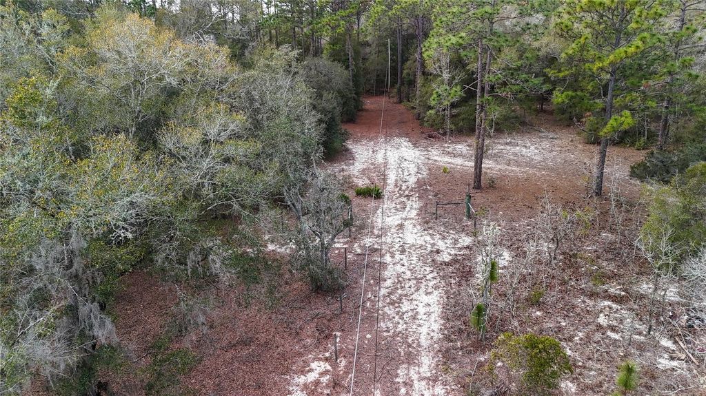 Image 31 of property listing at 237 HIGHLAND DRIVE, Hawthorne, FL 32640