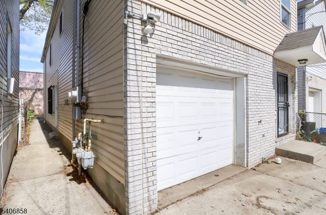 63 Hobson St, Newark City, NJ 07112