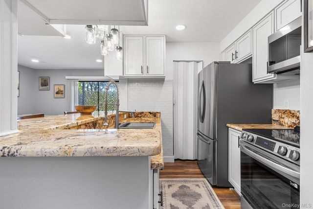 615 Broadway 21, Amityville, NY 11701