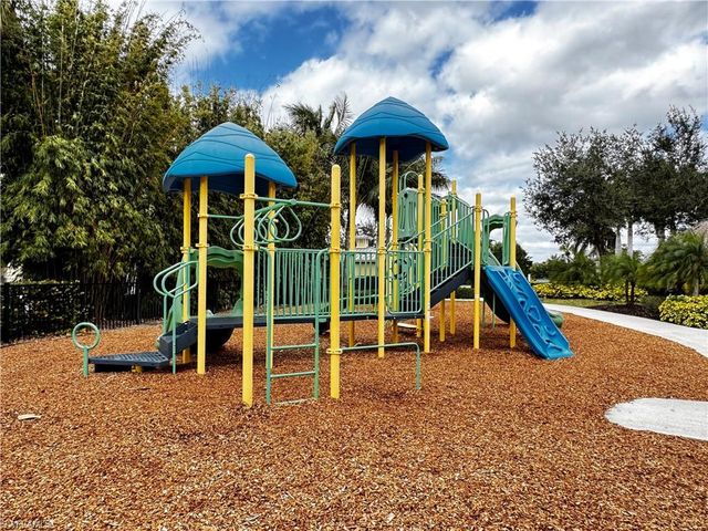 2084 Wellington ST, Naples, FL 34120