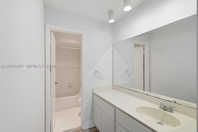 6473 NW 170th Ln, Hialeah, FL 33015