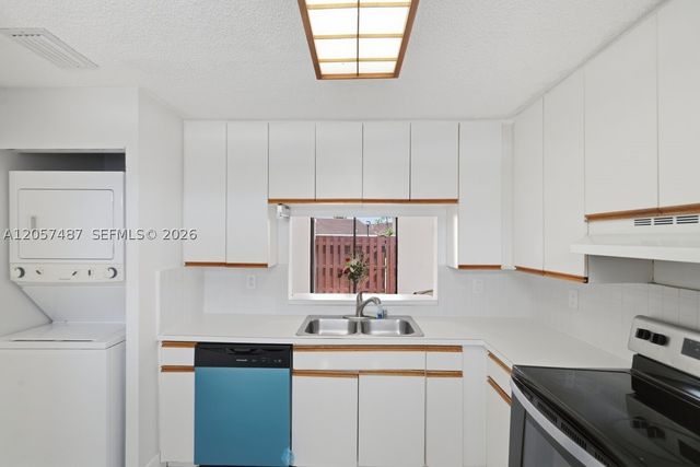 6473 NW 170th Ln, Hialeah, FL 33015