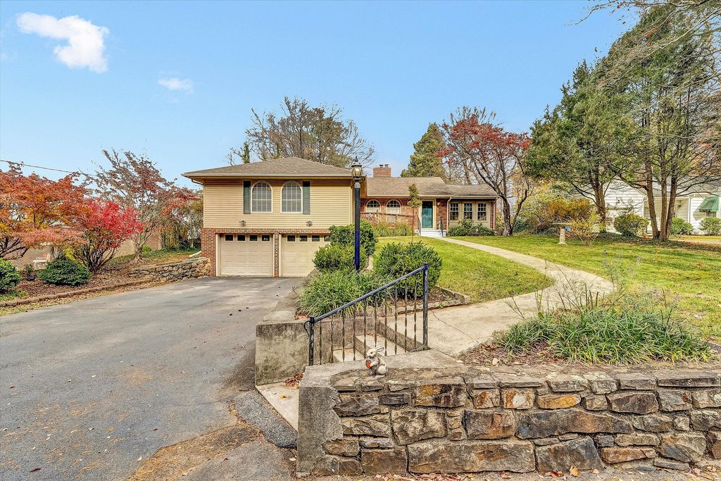 1039 Clearfield RD, Roanoke, VA 24015