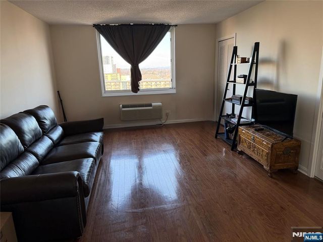 160 Overlook Avenue 11A, Hackensack, NJ 07601