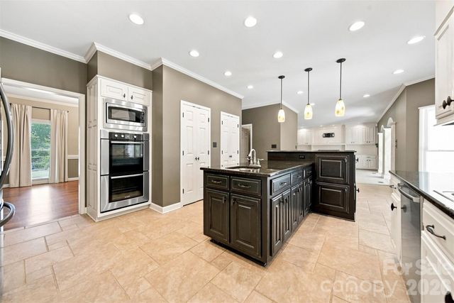 555 19th Avenue Lane NW, Hickory, NC 28601