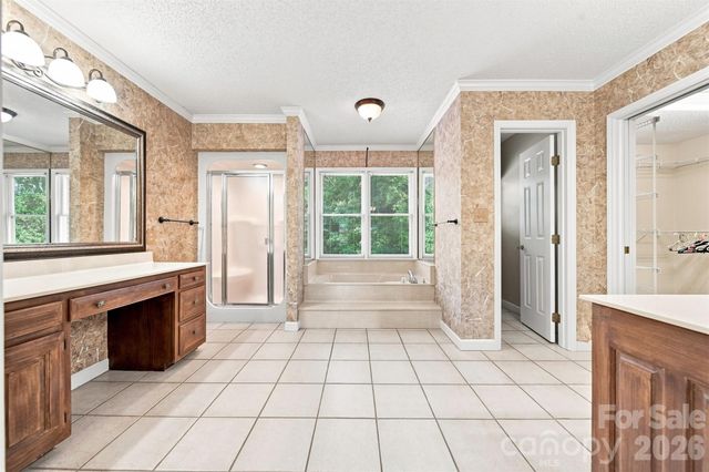 555 19th Avenue Lane NW, Hickory, NC 28601