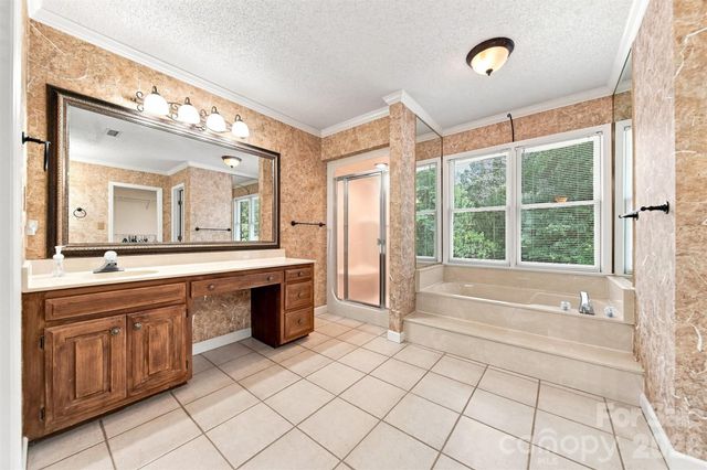 555 19th Avenue Lane NW, Hickory, NC 28601