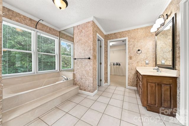 555 19th Avenue Lane NW, Hickory, NC 28601