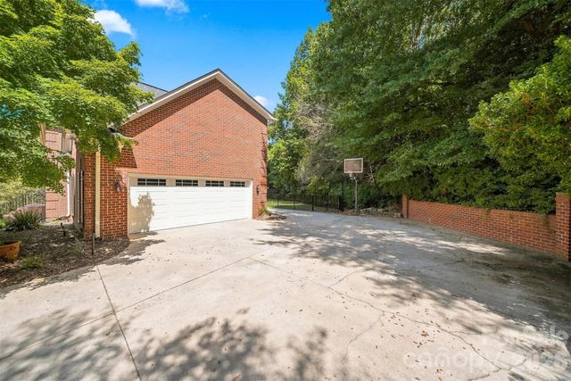 555 19th Avenue Lane NW, Hickory, NC 28601