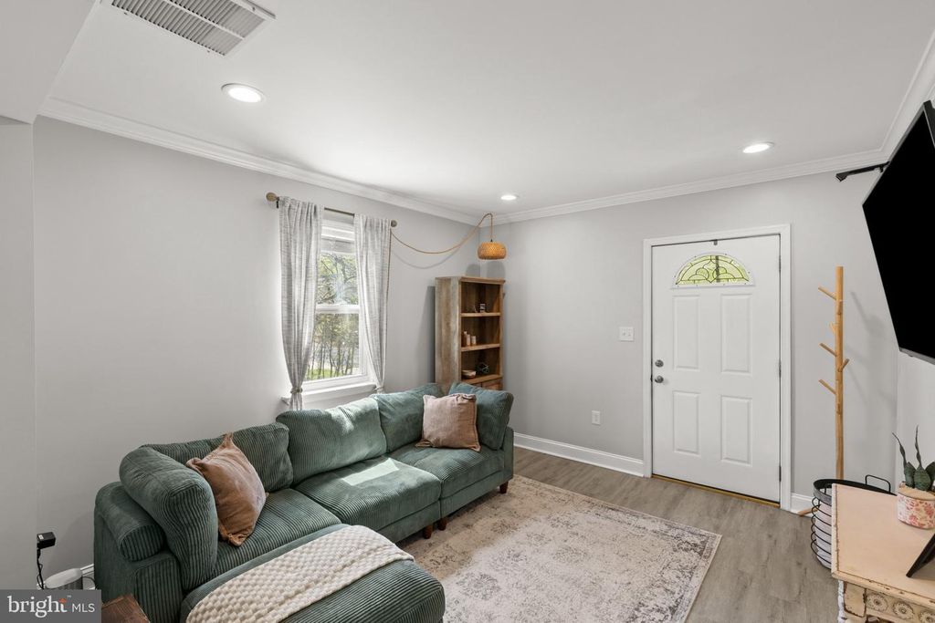 Image 5 of property listing at 5823 WESTWOOD AVE, Baltimore, MD 21206