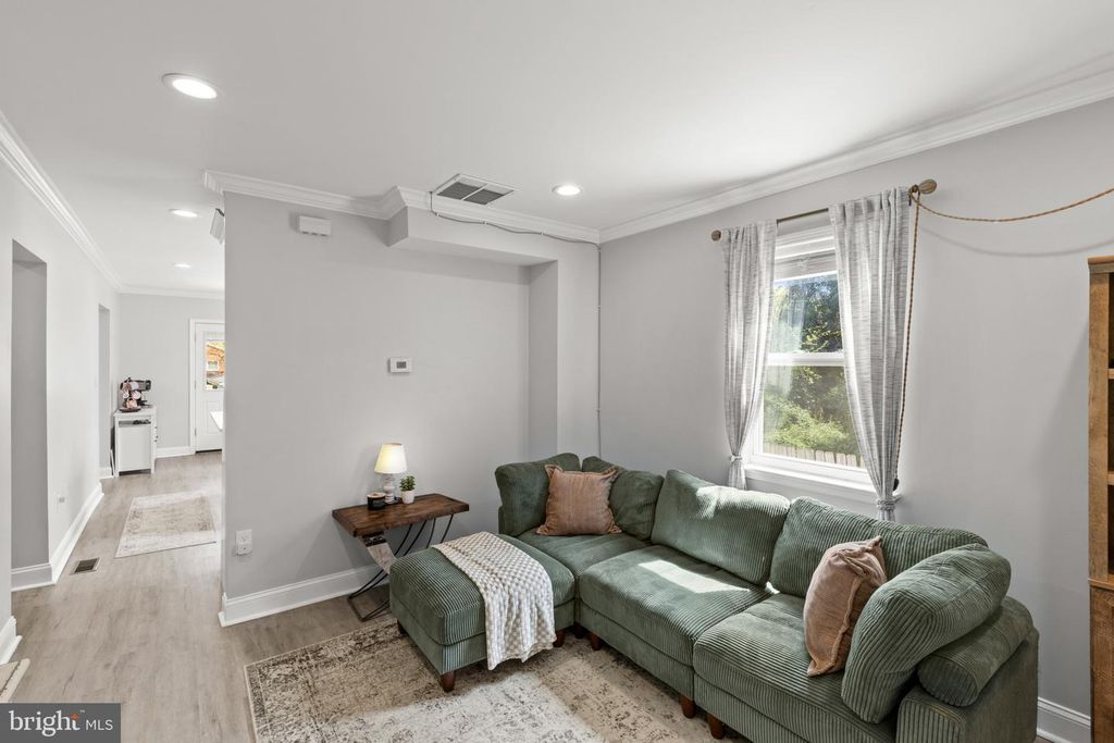 Image 6 of property listing at 5823 WESTWOOD AVE, Baltimore, MD 21206