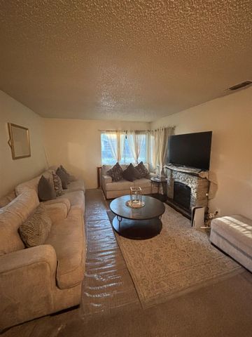 8187 La Riviera Dr, Sacramento, CA 95826