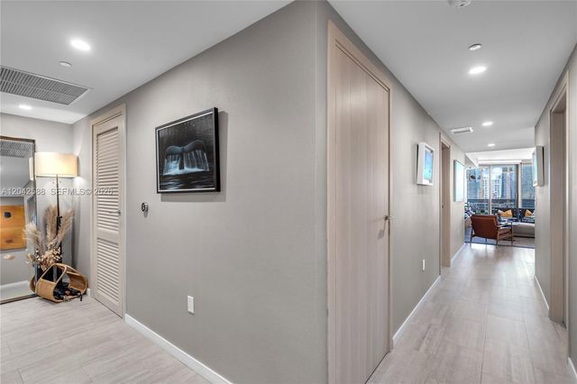 1000 Brickell Plaza 2402, Miami, FL 33131