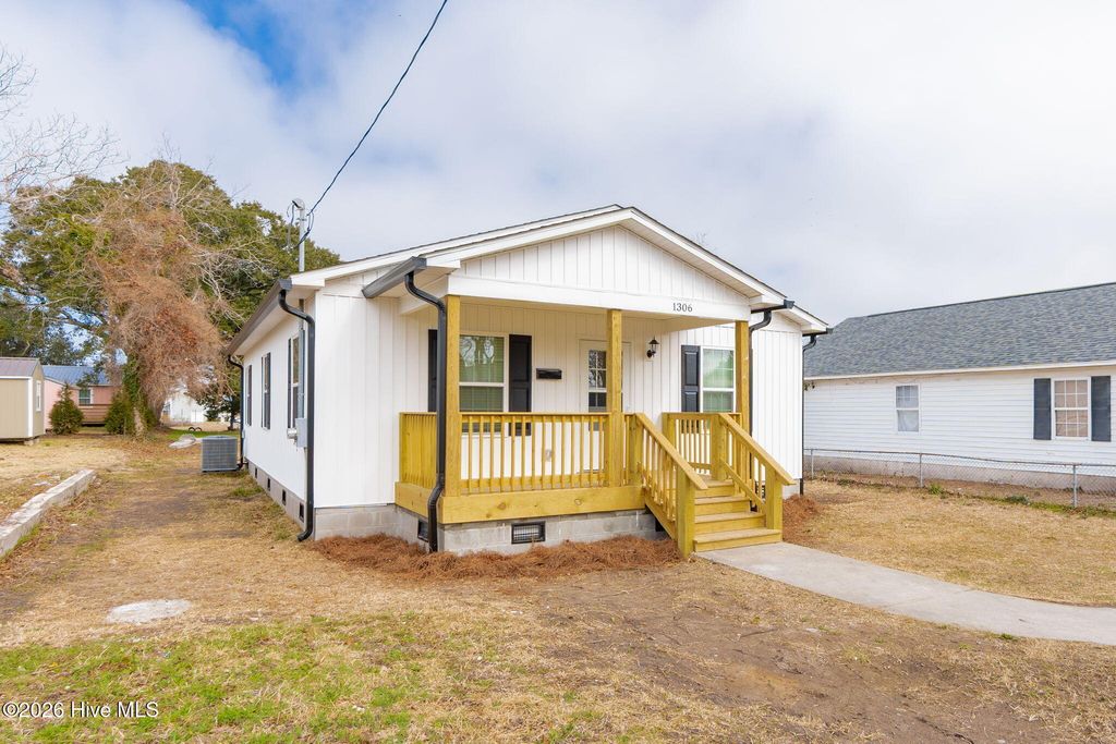 1306 Fisher Street, Morehead City, NC 28557