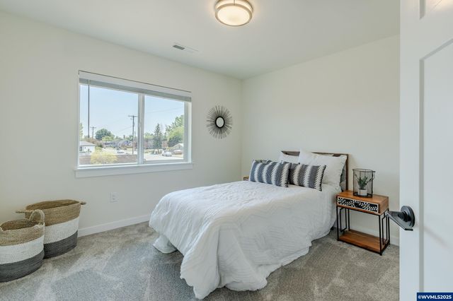 729 Periander Wy, Harrisburg, OR 97446