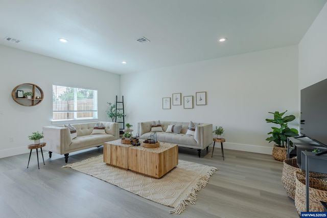 729 Periander Wy, Harrisburg, OR 97446