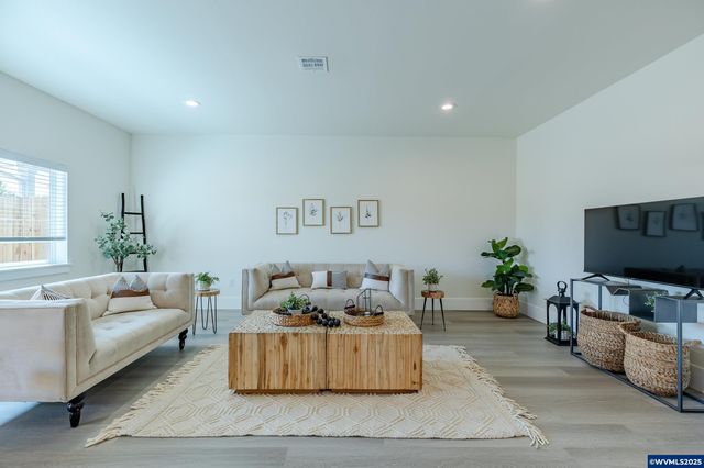 729 Periander Wy, Harrisburg, OR 97446