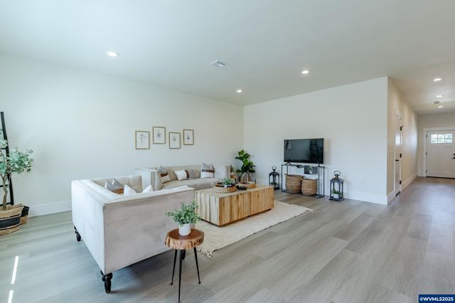 729 Periander Wy, Harrisburg, OR 97446