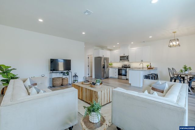 729 Periander Wy, Harrisburg, OR 97446