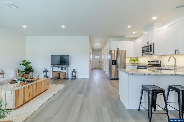 729 Periander Wy, Harrisburg, OR 97446