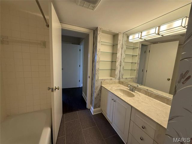 1130 S Mason Road, Town And Country, MO 63131