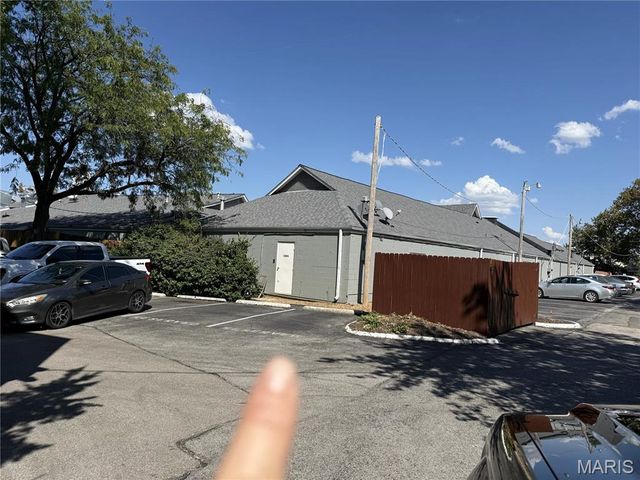 1130 S Mason Road, Town And Country, MO 63131