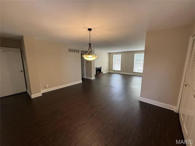 1130 S Mason Road, Town And Country, MO 63131