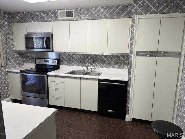 1130 S Mason Road, Town And Country, MO 63131